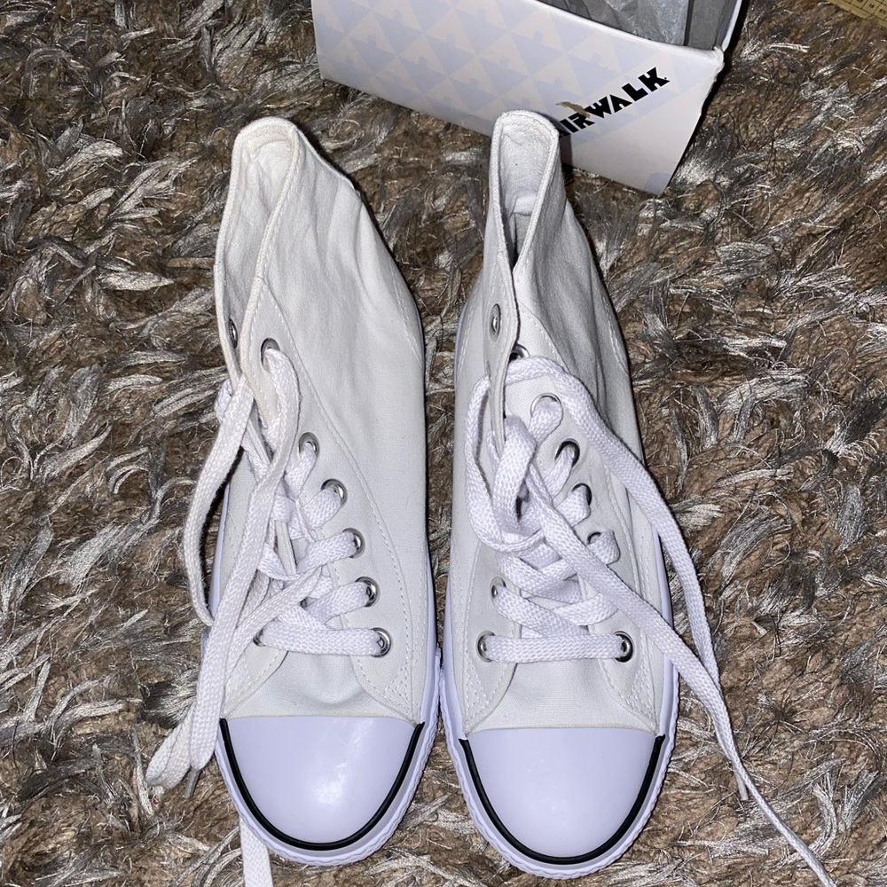 NEW in Never worn! AirWalk Sneakers (Size 7)